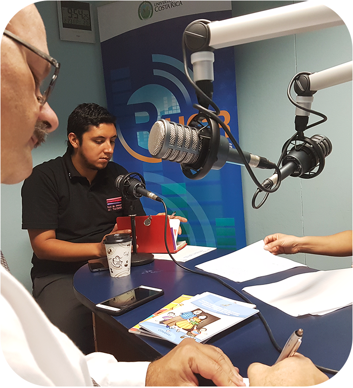 dos hombres en una cabina de radio, están sentados y viendo sus cuadernos