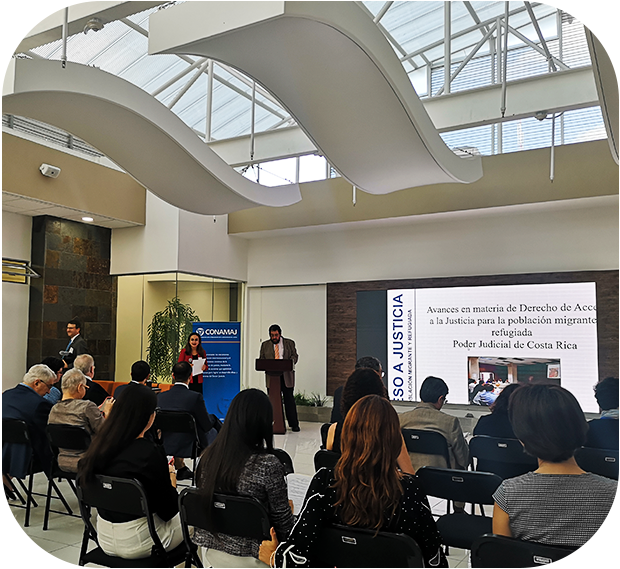 varias personas viendo a un señor exponer, esta proyectando una presentación