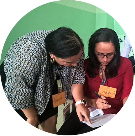 dos mujeres viendo un documento.