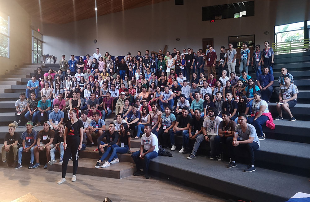 un grupo de personas sentado en una gradería.