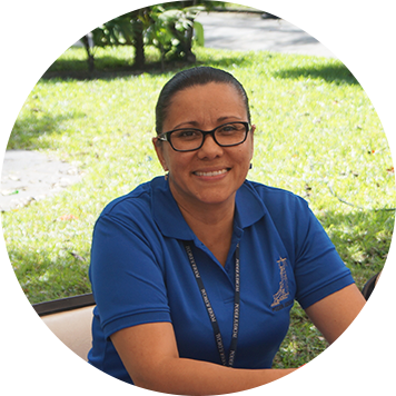 mujer sonriendo al aire libre.