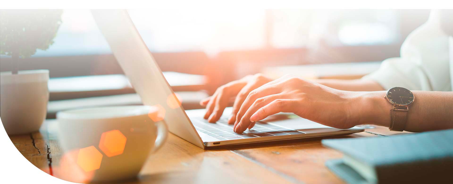 un hombre en un escritorio, trabajando con su computadora personal