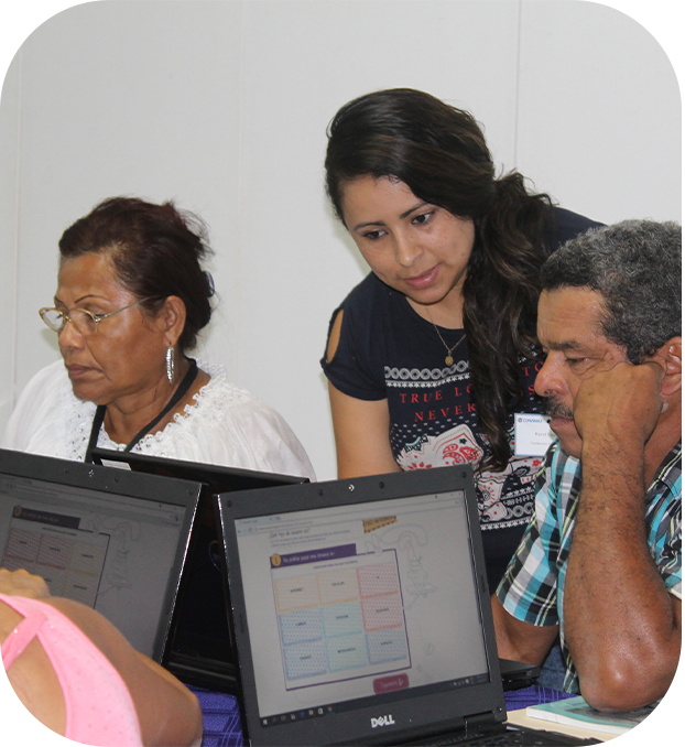 tres mujeres y un hombre trabajando en sus computadoras.