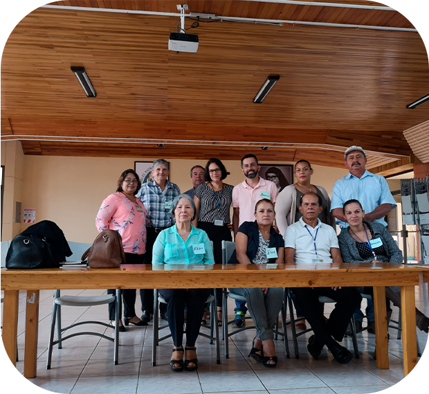 grupo de personas posando y sonriendo para la fotografía