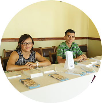 dos personas en un puesto de información