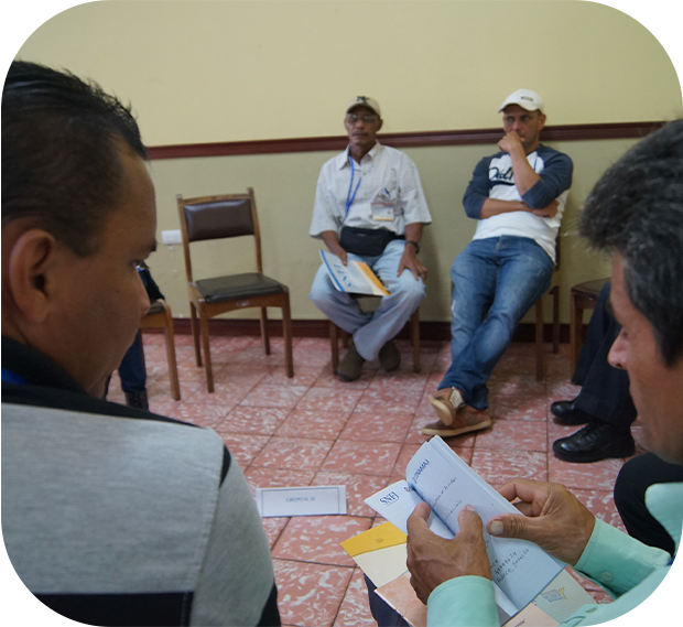 personas en reunión y capacitación