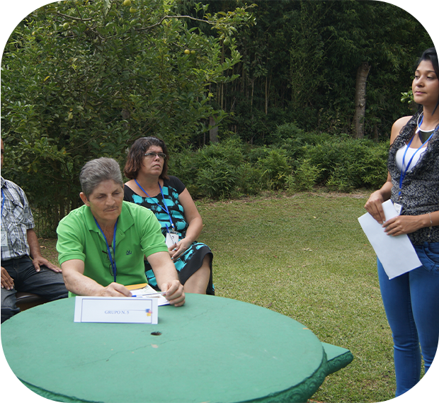 personas en un centro de información