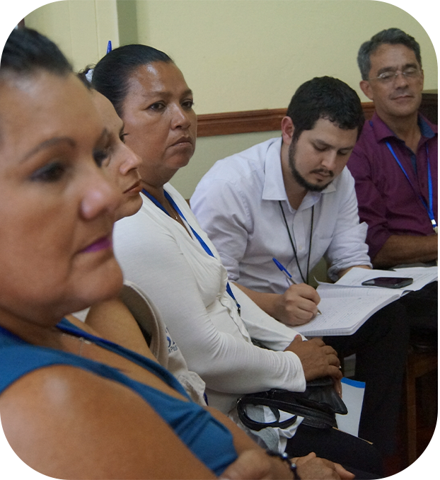 cuatro personas en capacitación