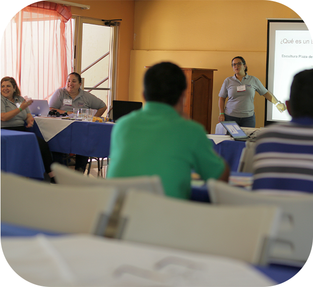 hombre brindándole información a los visitantes del stand.