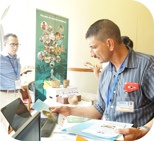 hombre leyendo un volante y en su otra mano tiene más información